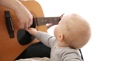 Baby-Hand-an-Gitarre
